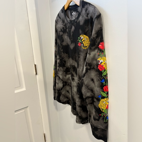 Hollister Black and Gray Curved Hem Tee - Picture 8 of 10